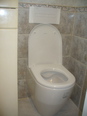 Zkompletované stacionární WC včetně sedátka.