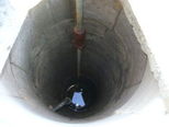 Pohled do studny se starým sacím potrubím od vodárny