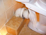 WC před demontáží – detail na odpadní potrubí
