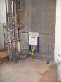 Montáž vodovodního a odpadního potrubí a uchycený montážní modul
